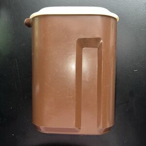 Vintage Rubbermaid Flat Thin Savin Server Pitcher 0941 Brown White Lid 2.5 Quart